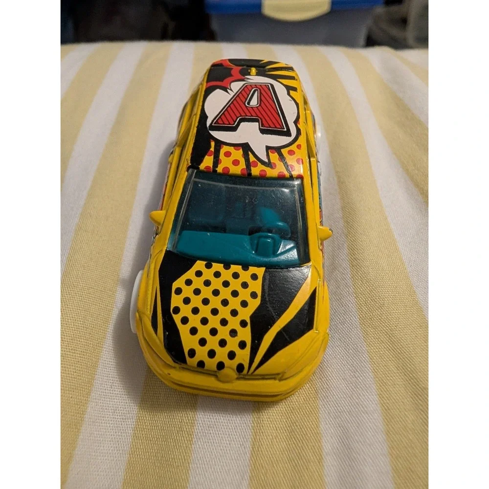 2016 HOT WHEELS ART CARS VOLKSWAGEN GOLF MK7 ZOOM CRASH YELLOW 1:64 DIECAST CAR